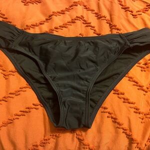 NWOT Ambrielle swimsuit bikini bottoms rouged back- Size Medium